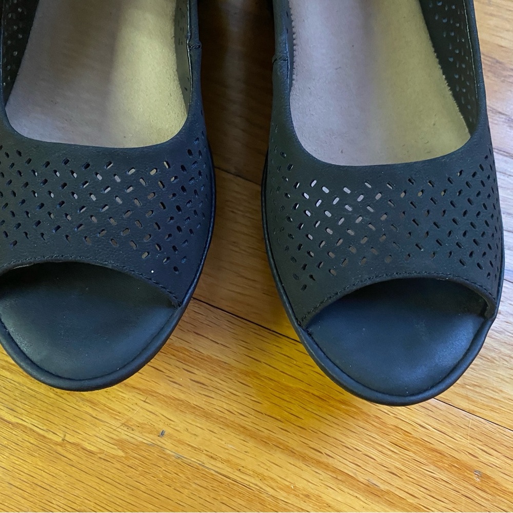 Clark’s Wedge Sandal Ankle-Strap Comfort Shoe - Black - Picture 3 of 7